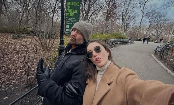 actor cu fiica stau îmbrățișați