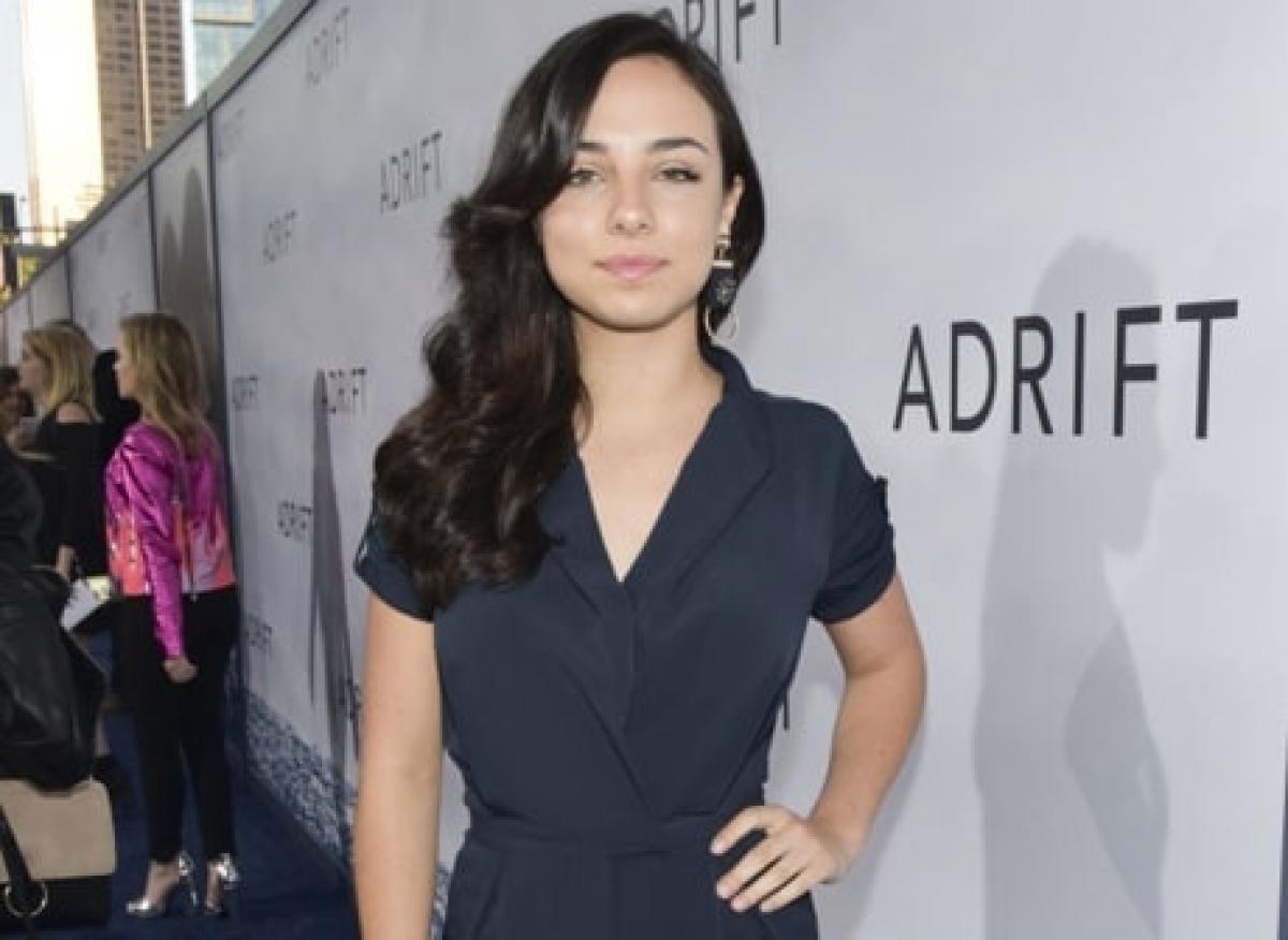 actrița poartă o salopetă cu mâneci scurt și are părul desprins