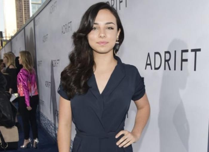 actrița poartă o salopetă cu mâneci scurt și are părul desprins