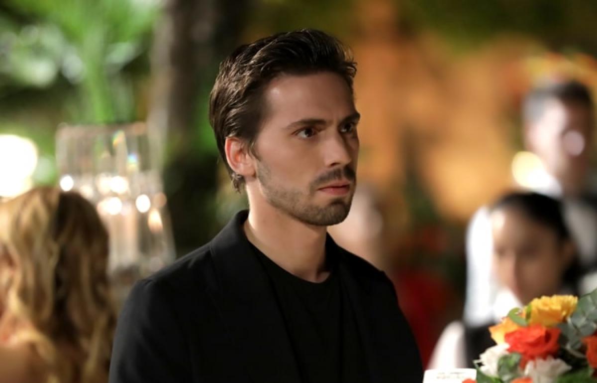 actor poartă cămașă neagră