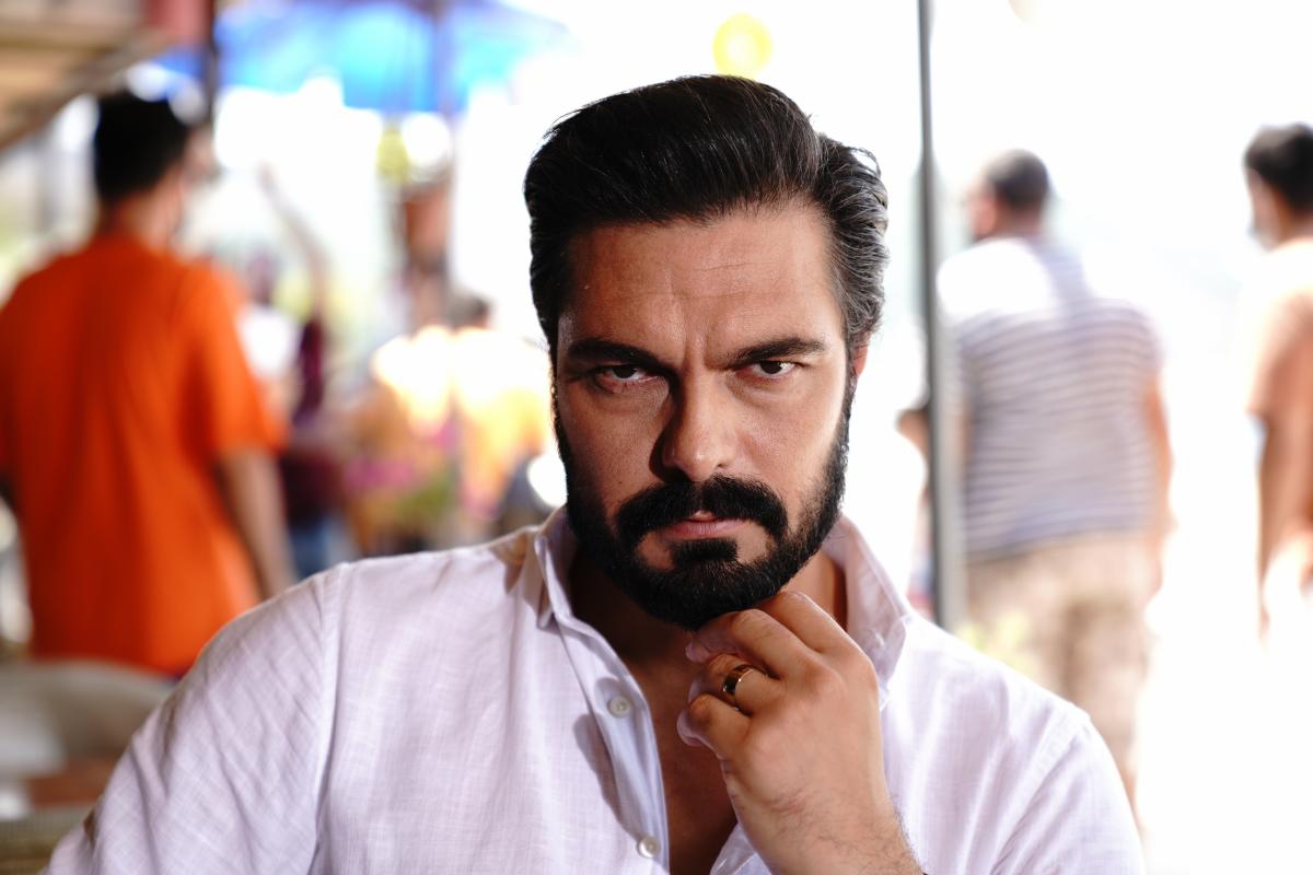 actor poartă o cămașă albă