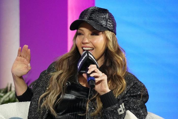 actriță zâmbește