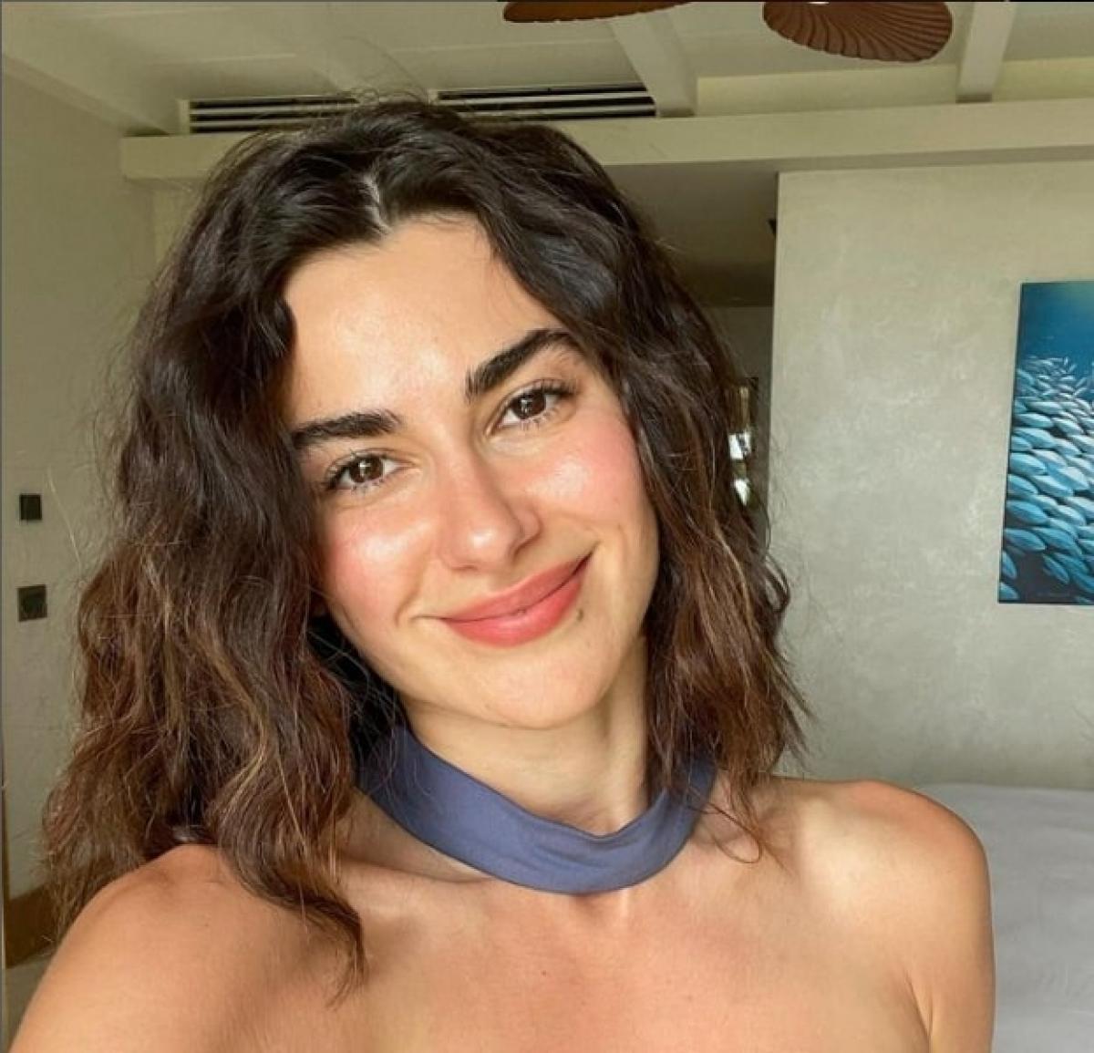 actriță zâmbește