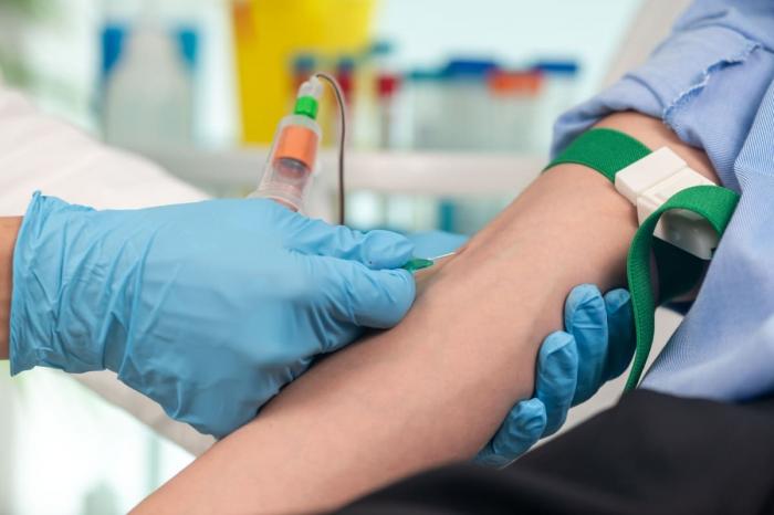 mână întinsă la doctor