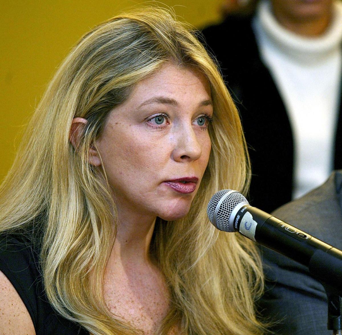 femeie cu părul desprins