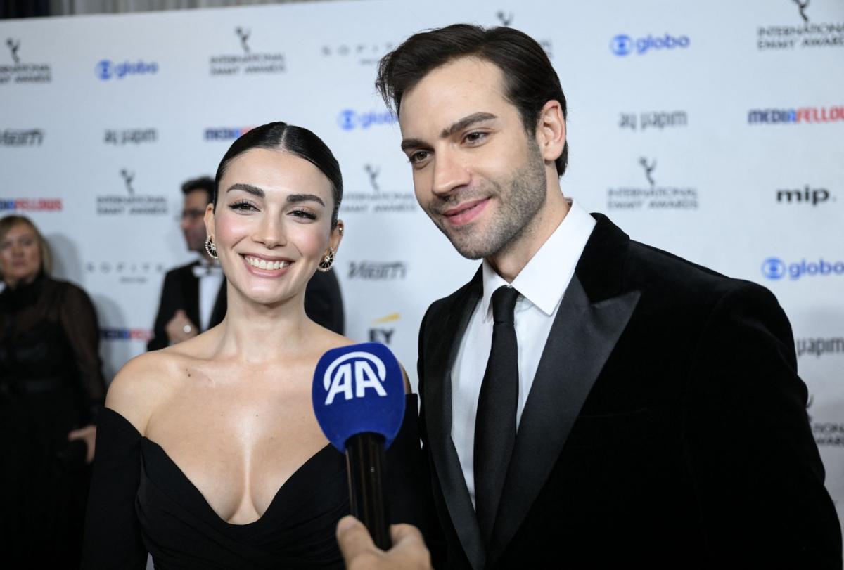 actori stau unul lângă celălalt