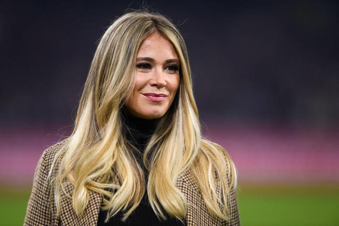 actrița poartă părul desprins și se află pe terenul de fotbal