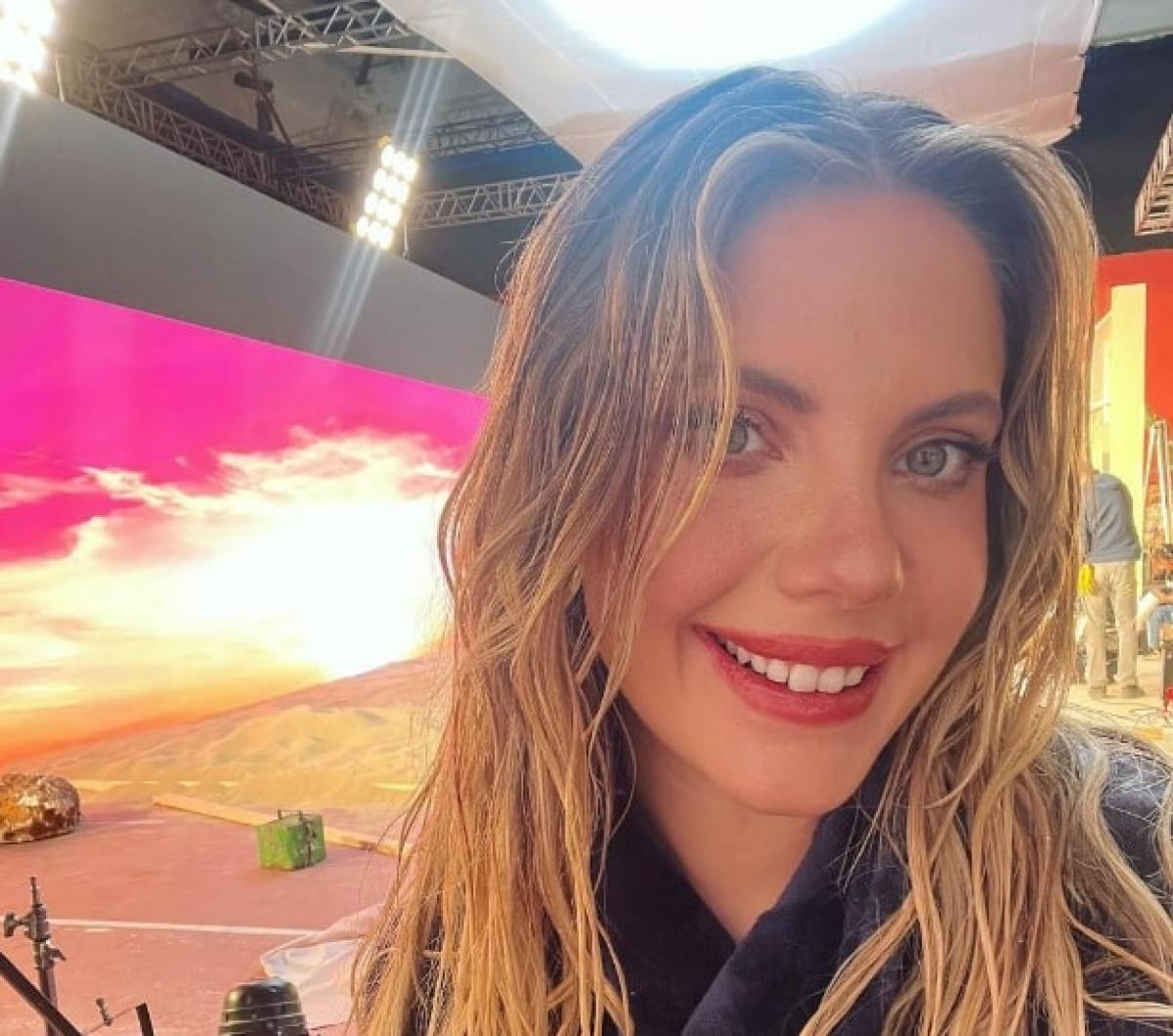 actrița poartă părul desprins și zâmbește