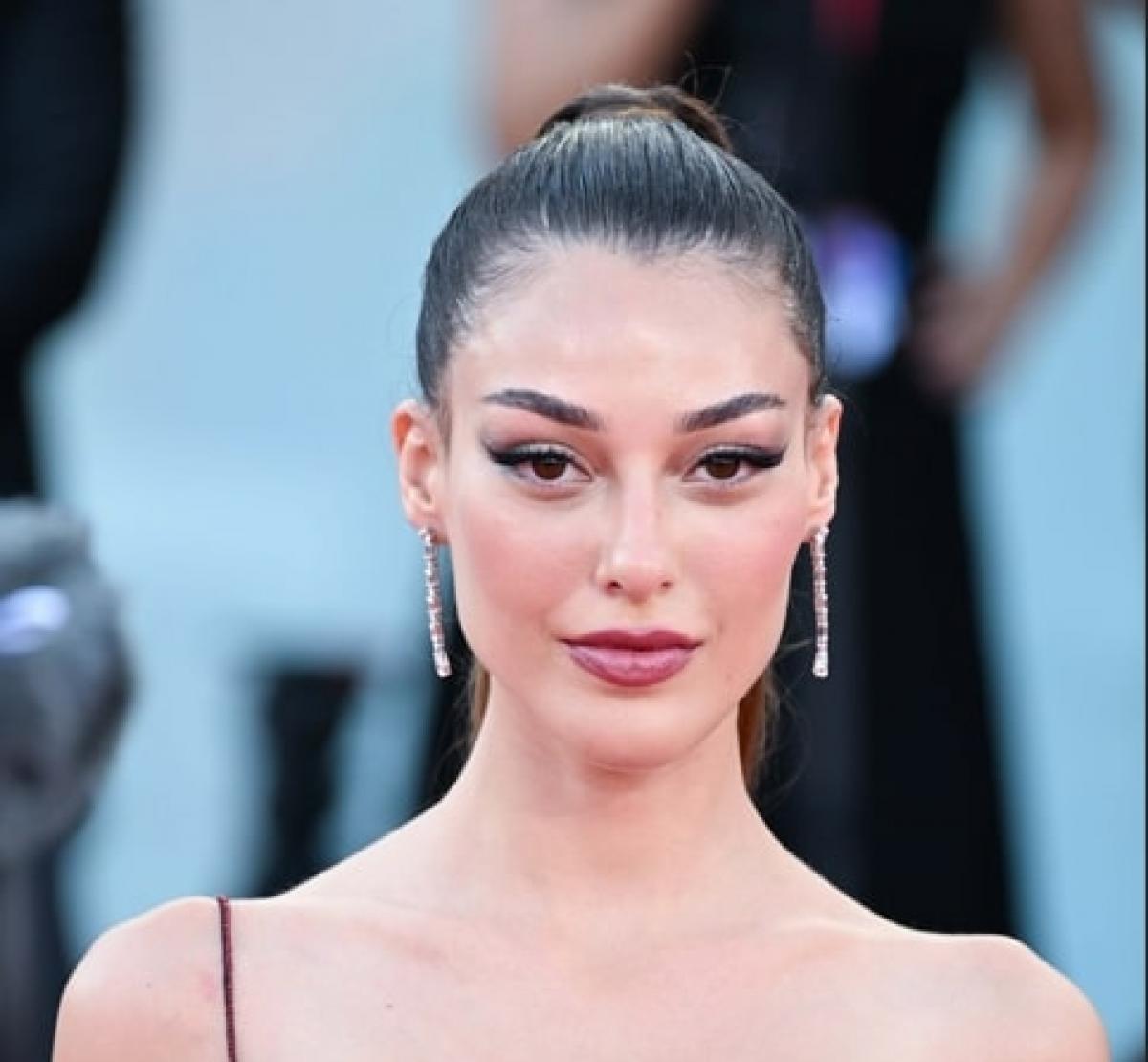 actrița poartă părul în coadă de cal