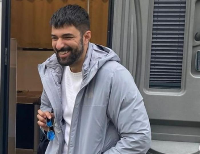 actor zâmbește