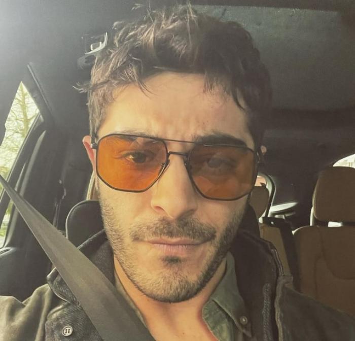 actor poartă ochelari de soare