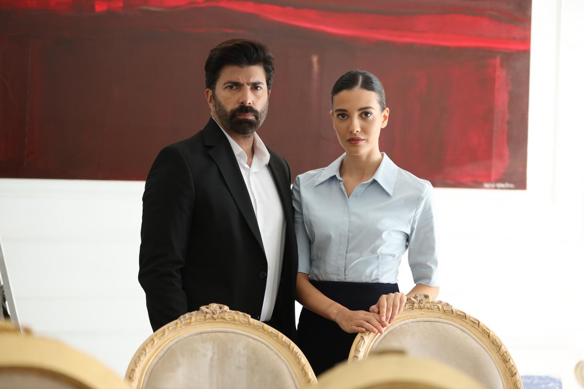 actori stau unul lângă celălalt