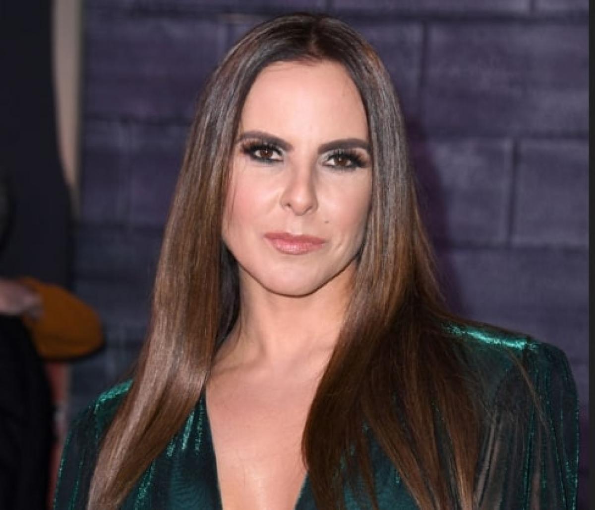 actrița poartă părul lung, desprins