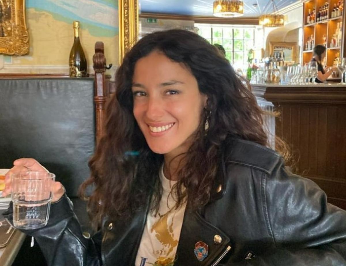 actrița zâmbește și are părul lung, desprins