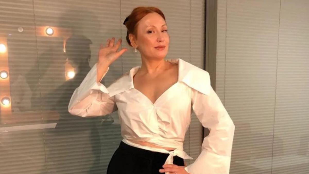 Actrița Gülçin Santırcıoğlu intr-o camasa alba si pantaloni negri