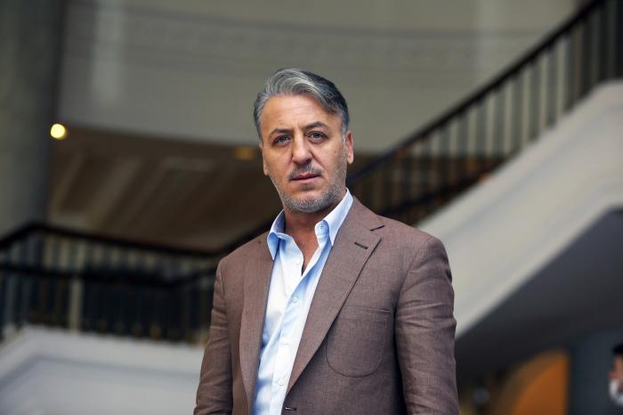 boris falay imbracat intr-o camasa alba si sacou inchis la culoare