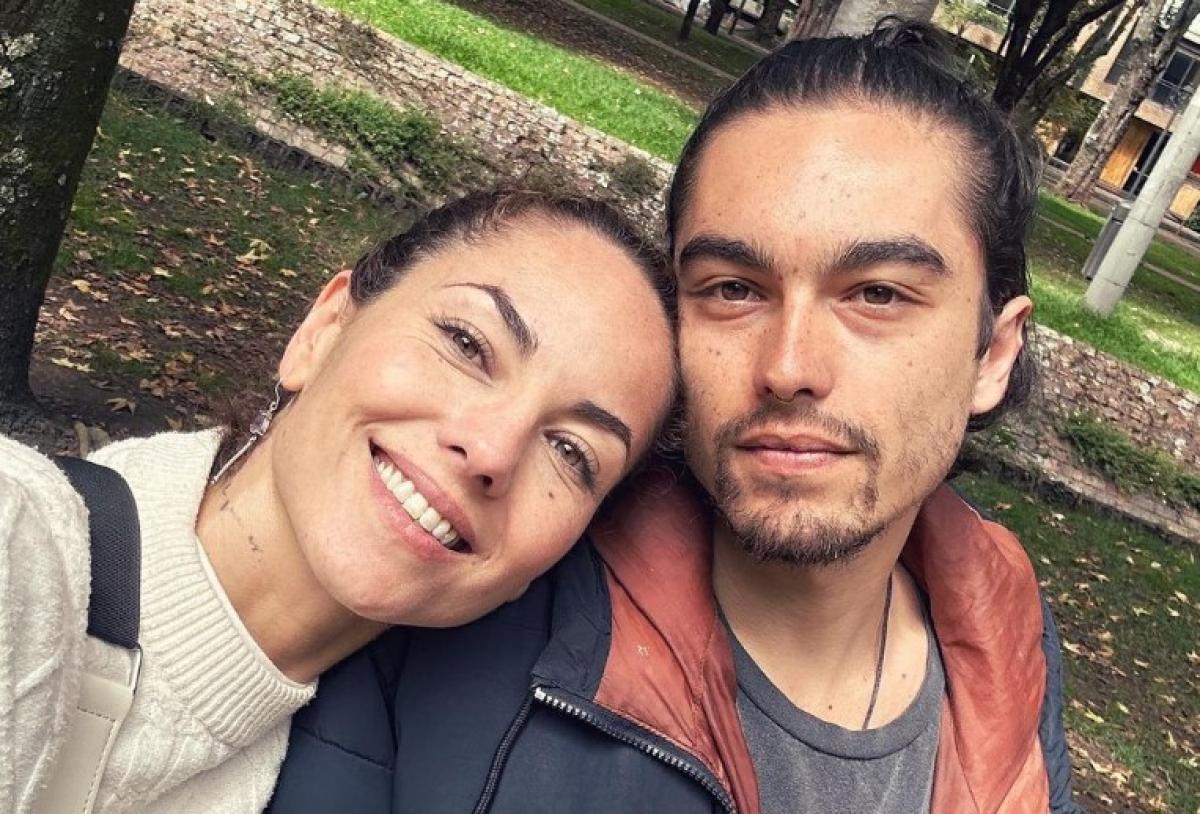barbara mori si fiul sau, sergio mayer mori, zambesc in timp ce fac un selfie