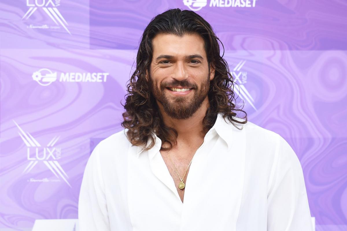 can yaman intr-o camasa alba si cu parul despletit