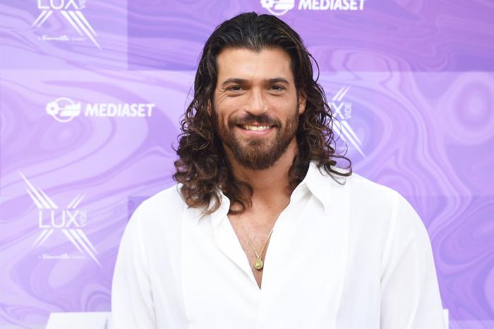 can yaman intr-o camasa alba si cu parul despletit