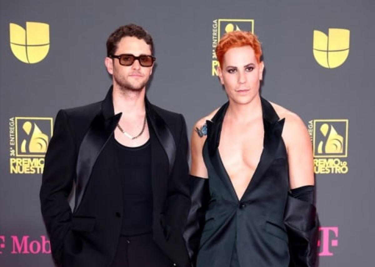 artiști stau unul lângă celălalt