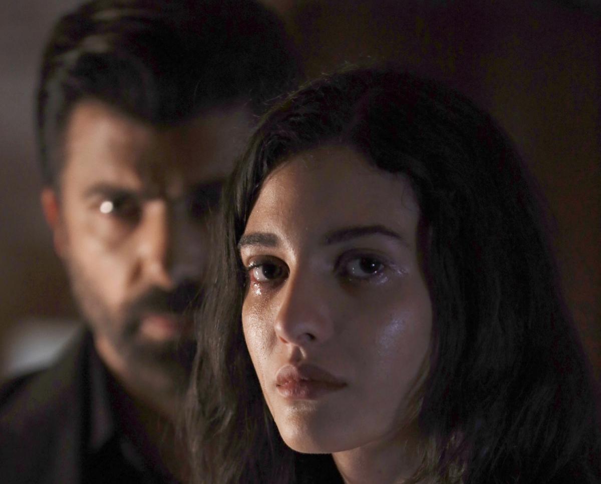 actori stau unul lângă celălalt