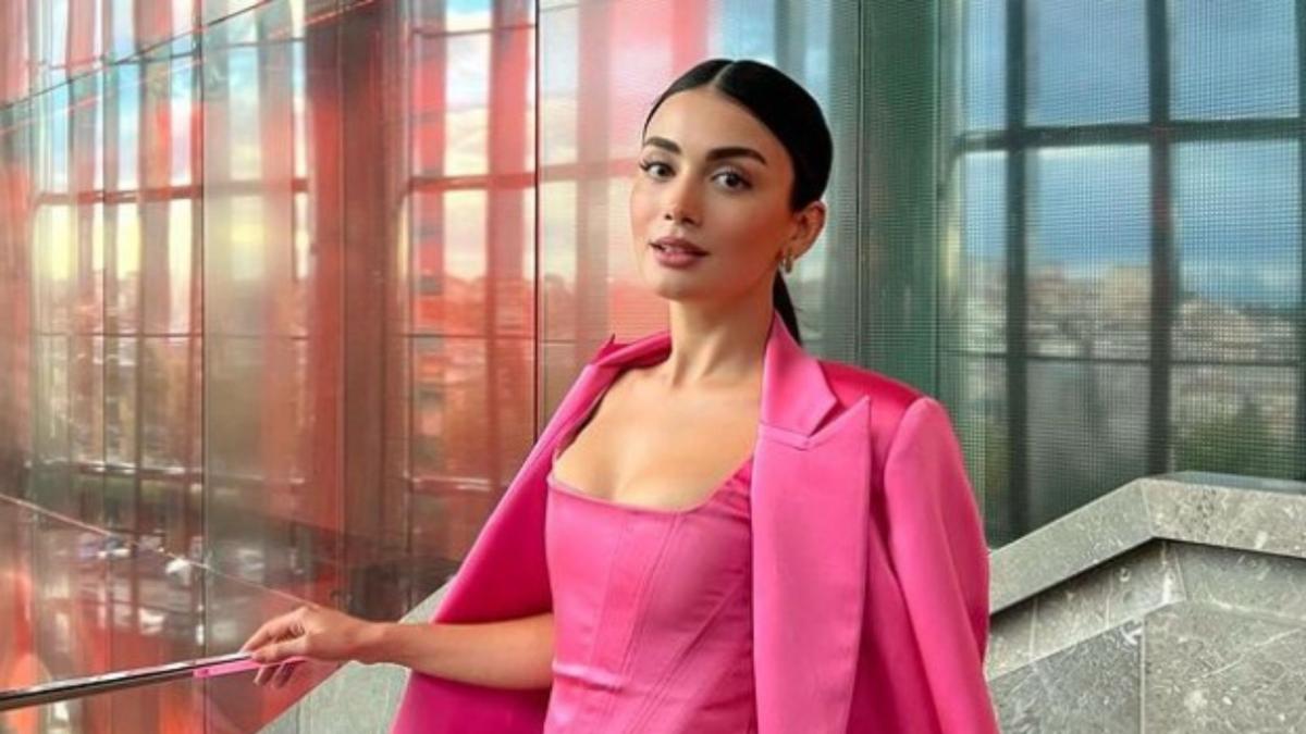 ozge yagir imbracata intr-un costum roz