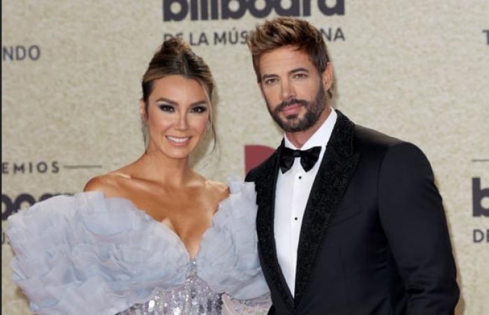 actori stau unul lângă celălalt