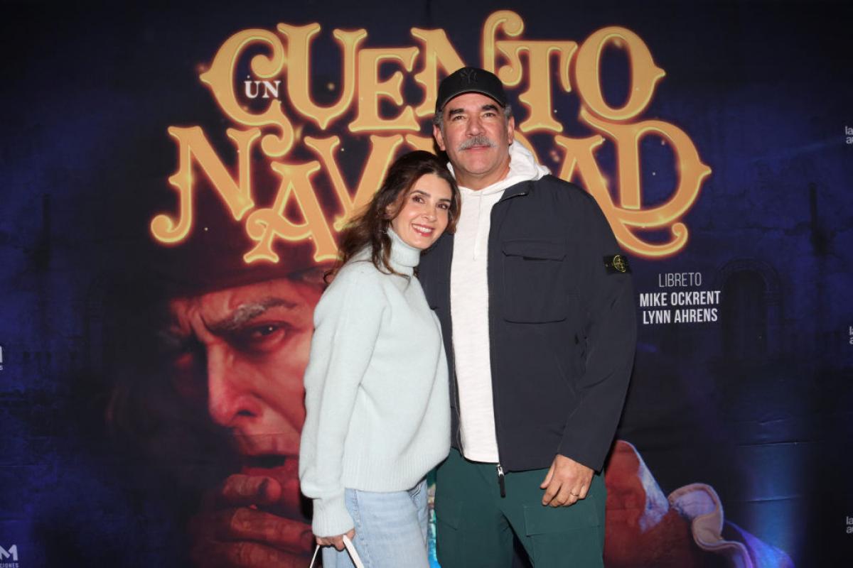 actori stau unul lângă celălalt