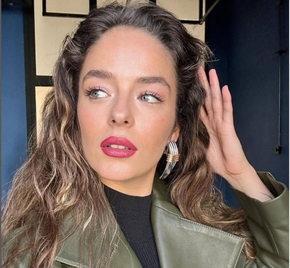 actriță poartă părul desprins și ruj roșu