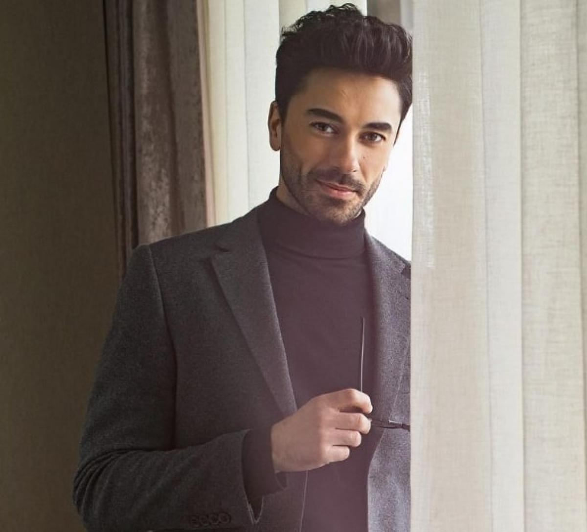 actor poartă sacou închis la culoare