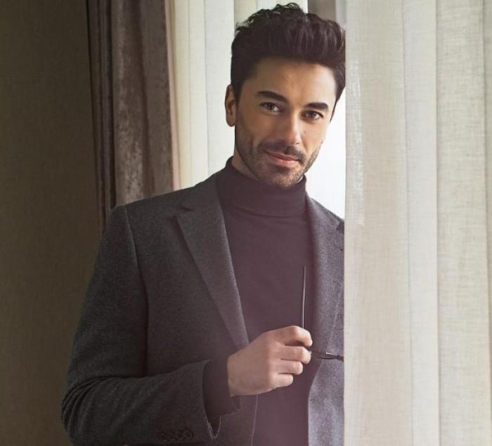 actor poartă sacou închis la culoare