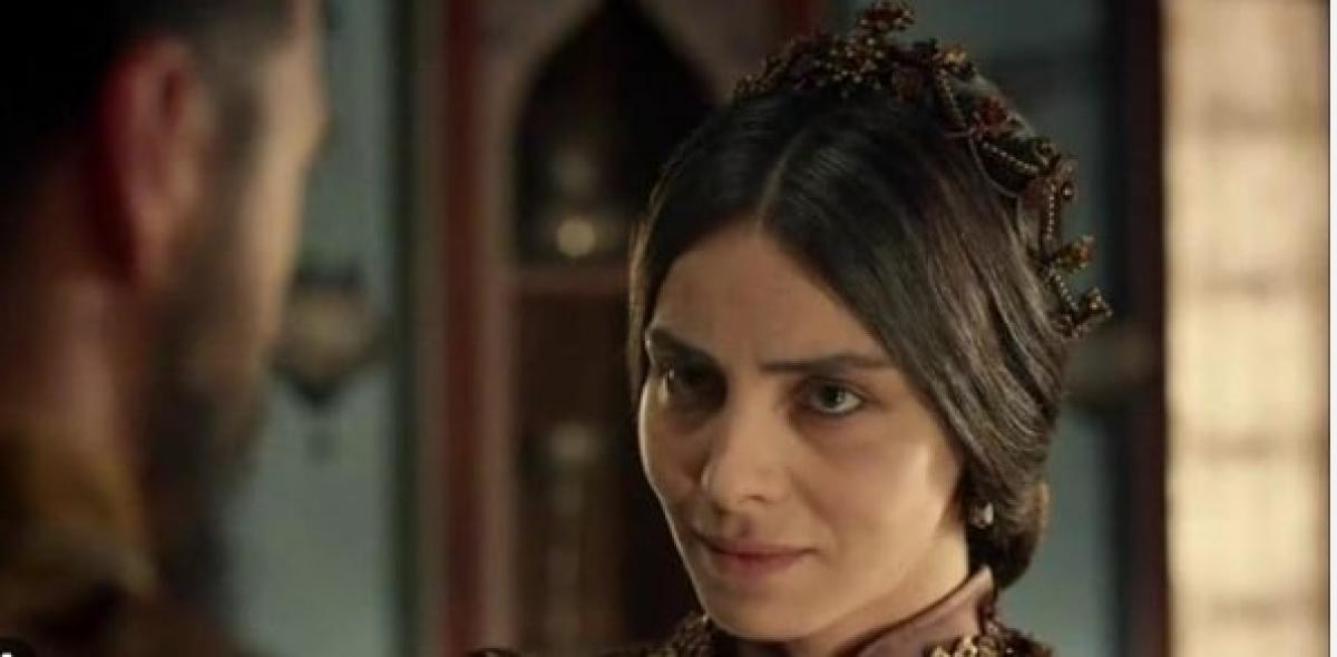 actrița poartă părul prins într-un coc