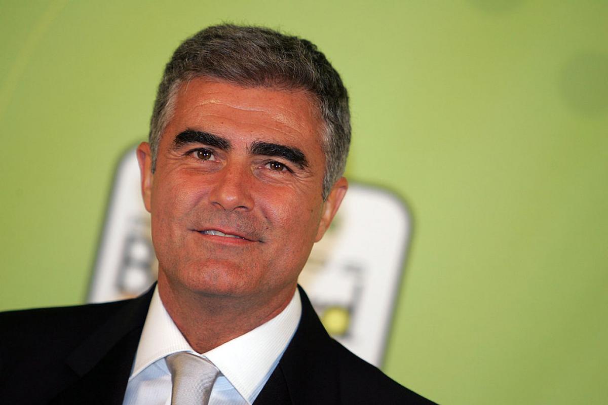 actor poartă o cămașă albă și sacou negru