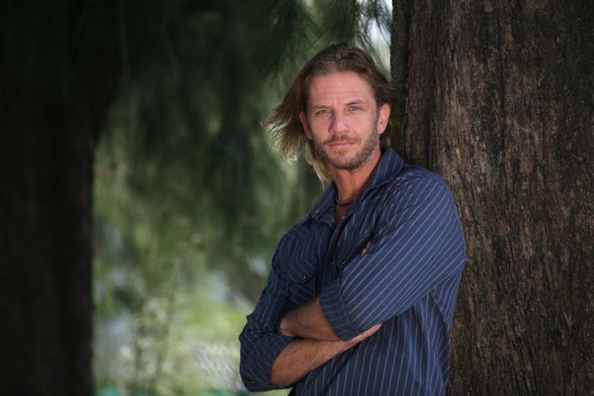 actor poartă cămașă cu mâneci lungi