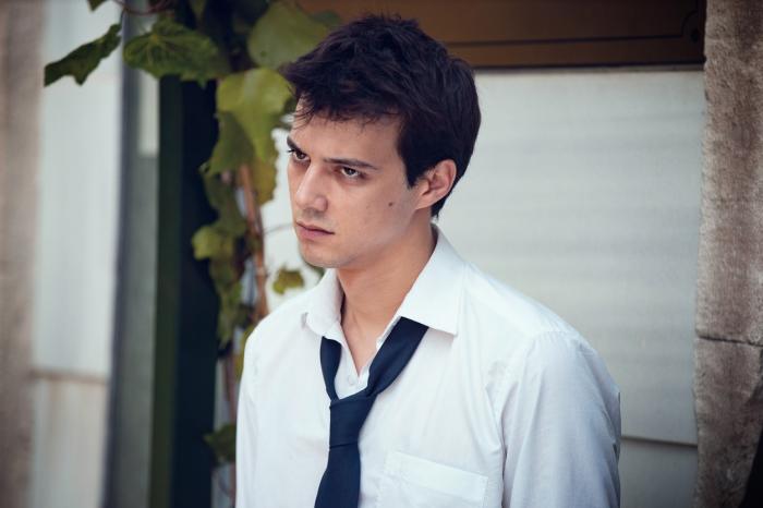 actor poartă o cămașă albă cu mâneci lungi