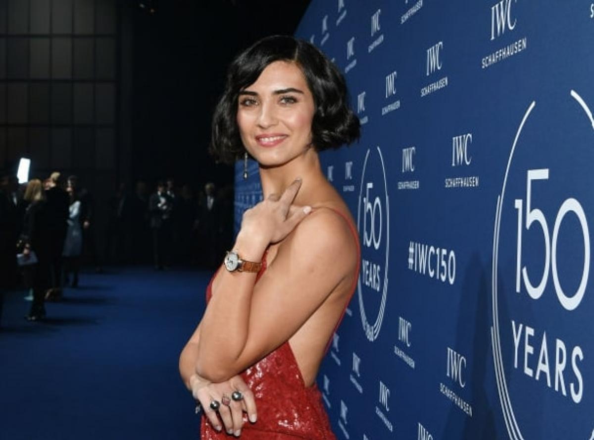 actrița are părul scurt și poartă o rochie fără mâneci