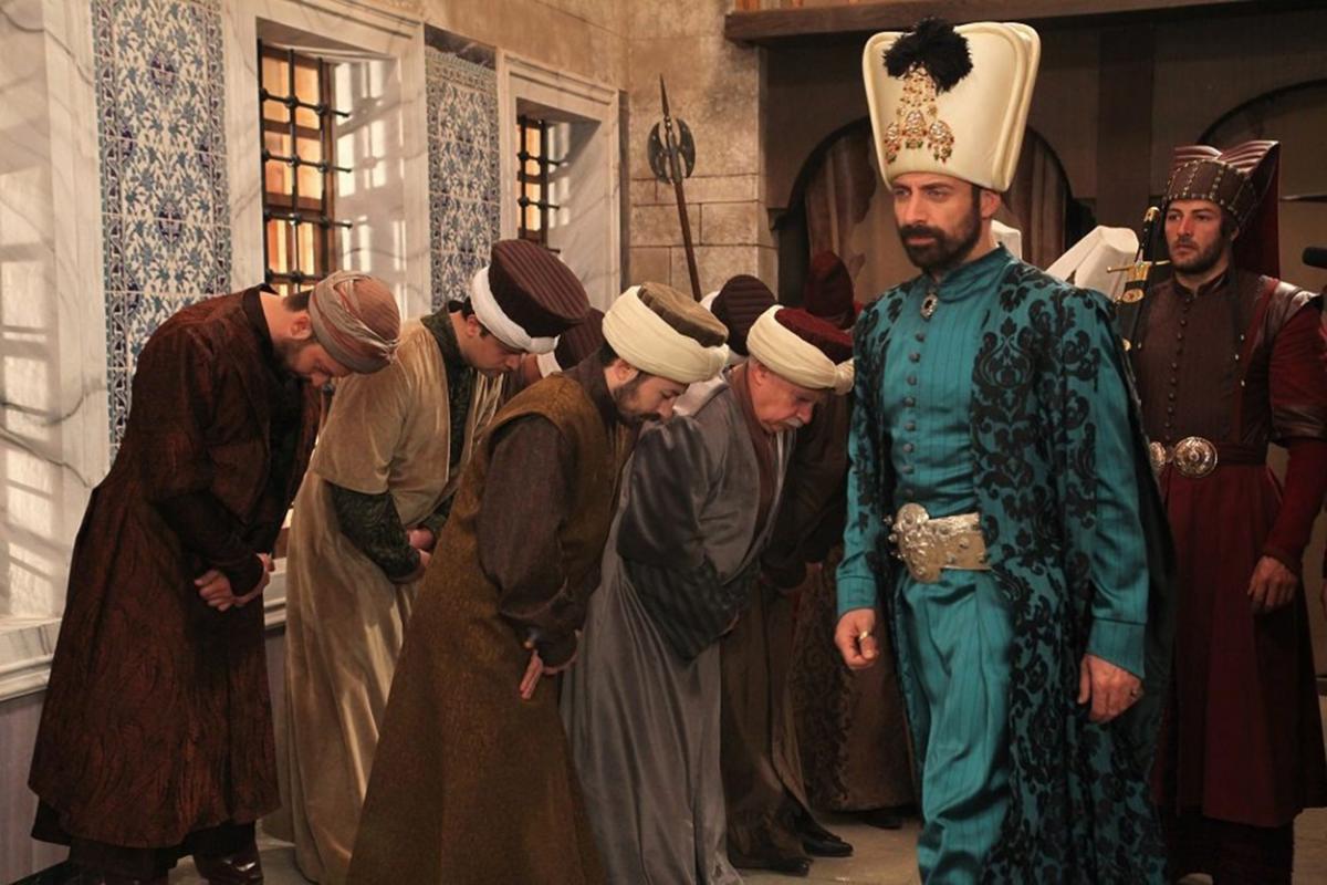 actorul poartă un costum specific lui suleyman magnificul