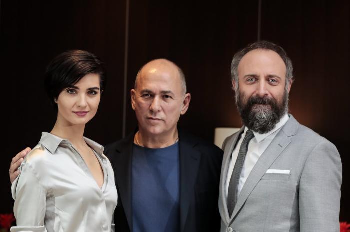 actori stau unul lângă celălalt