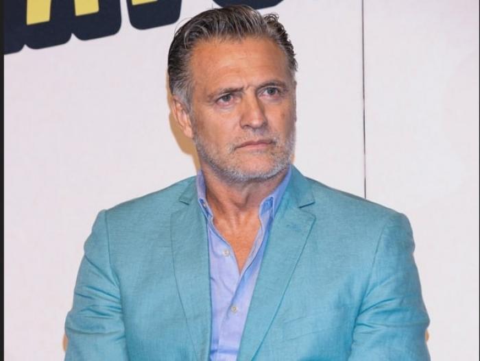 actor poartă un sacou albastru deschis