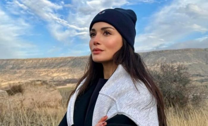 actrița poartă un fes negru