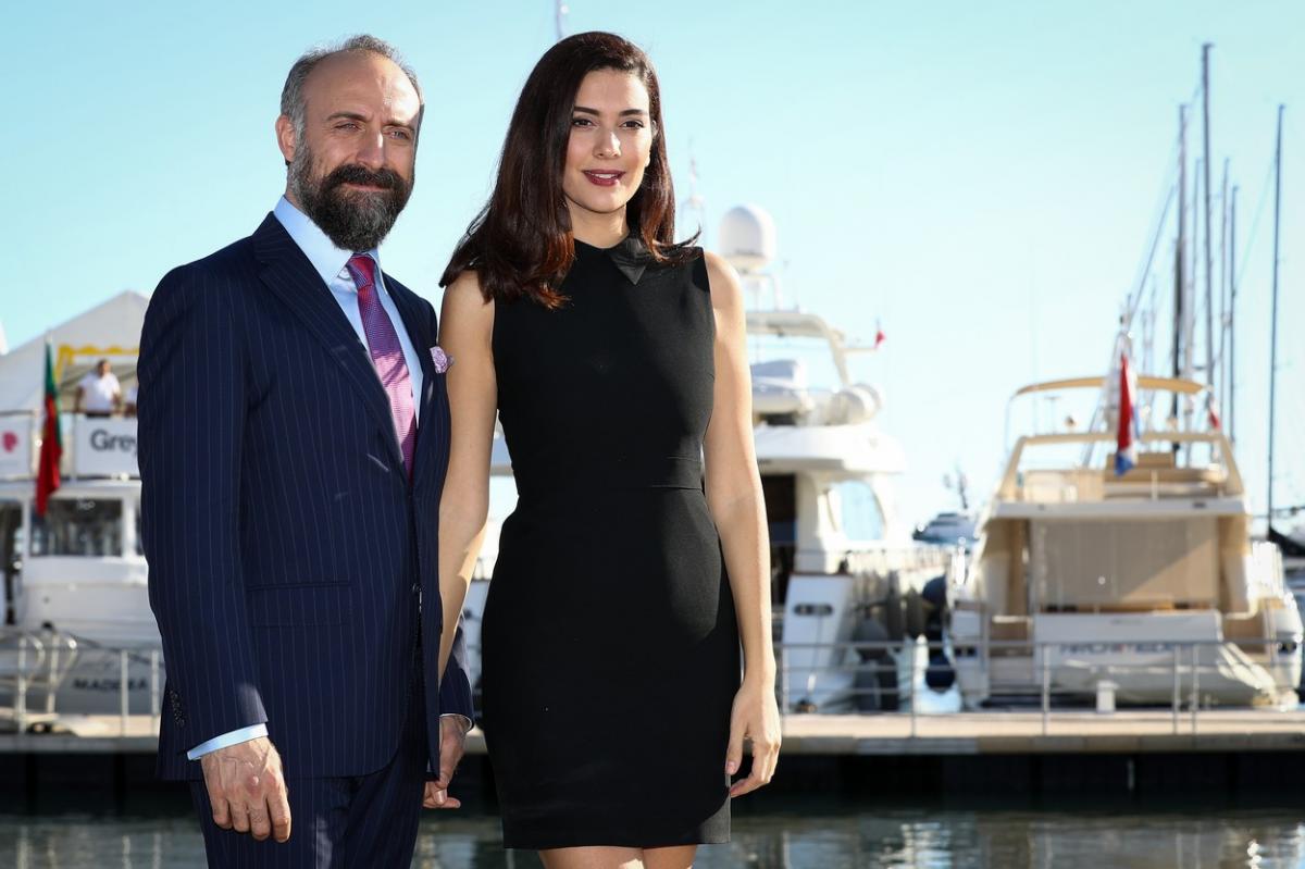 actori stau unul lângă celălalt