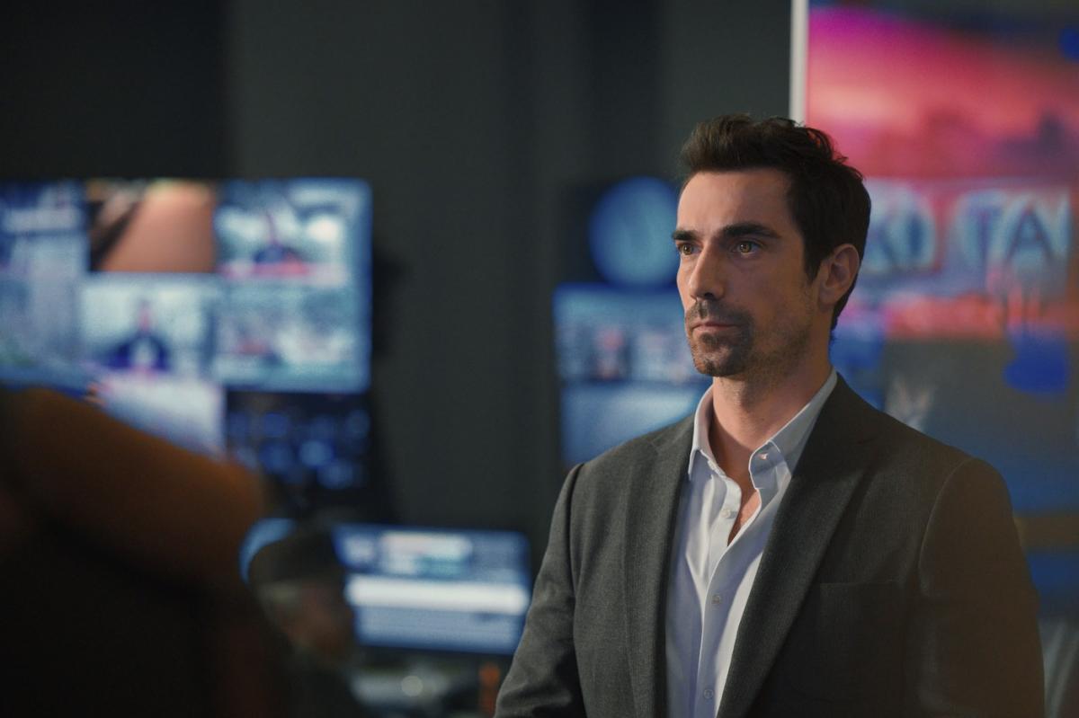 actor poartă cămașă și sacou