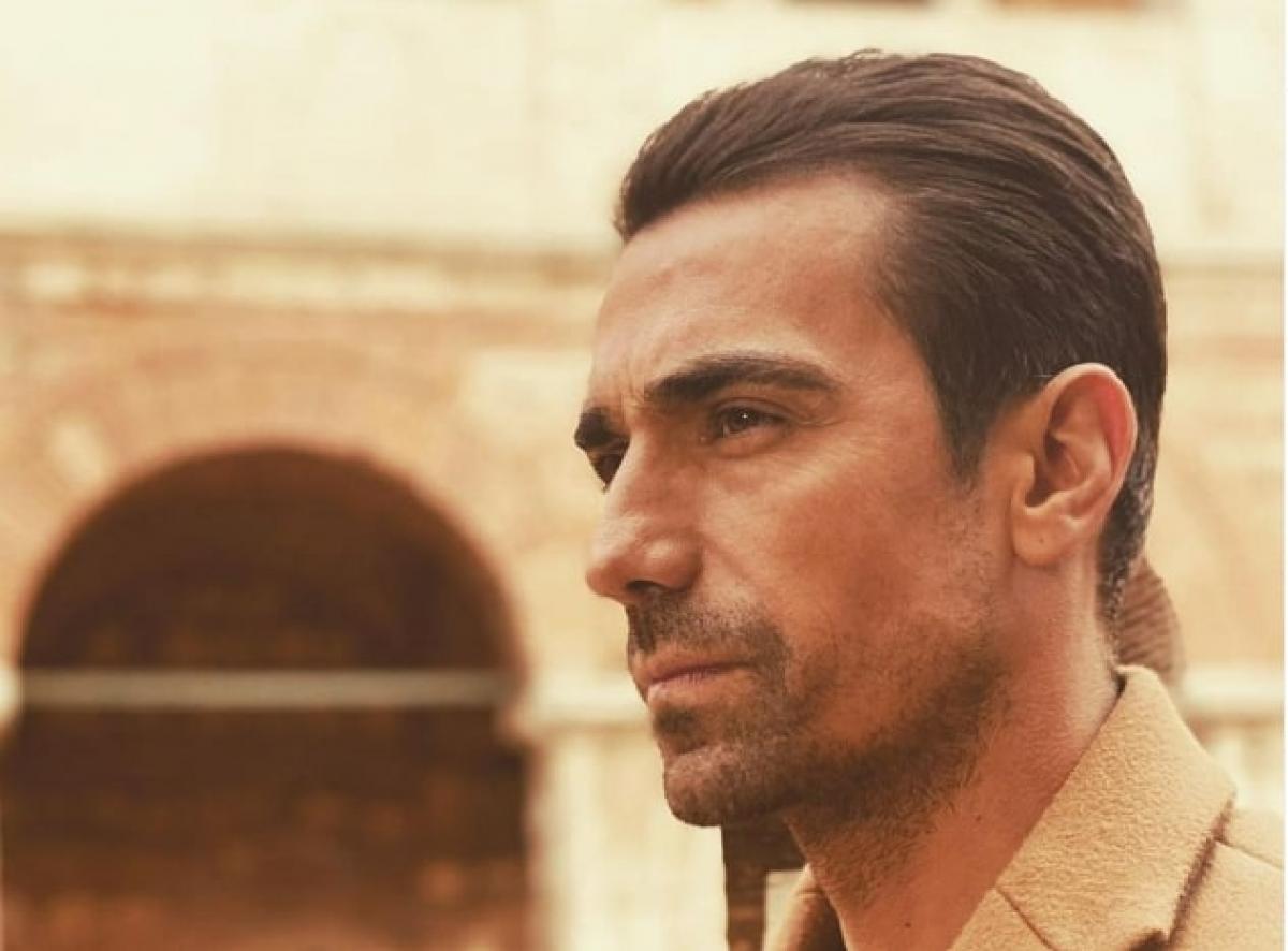 actor poartă un costum maro