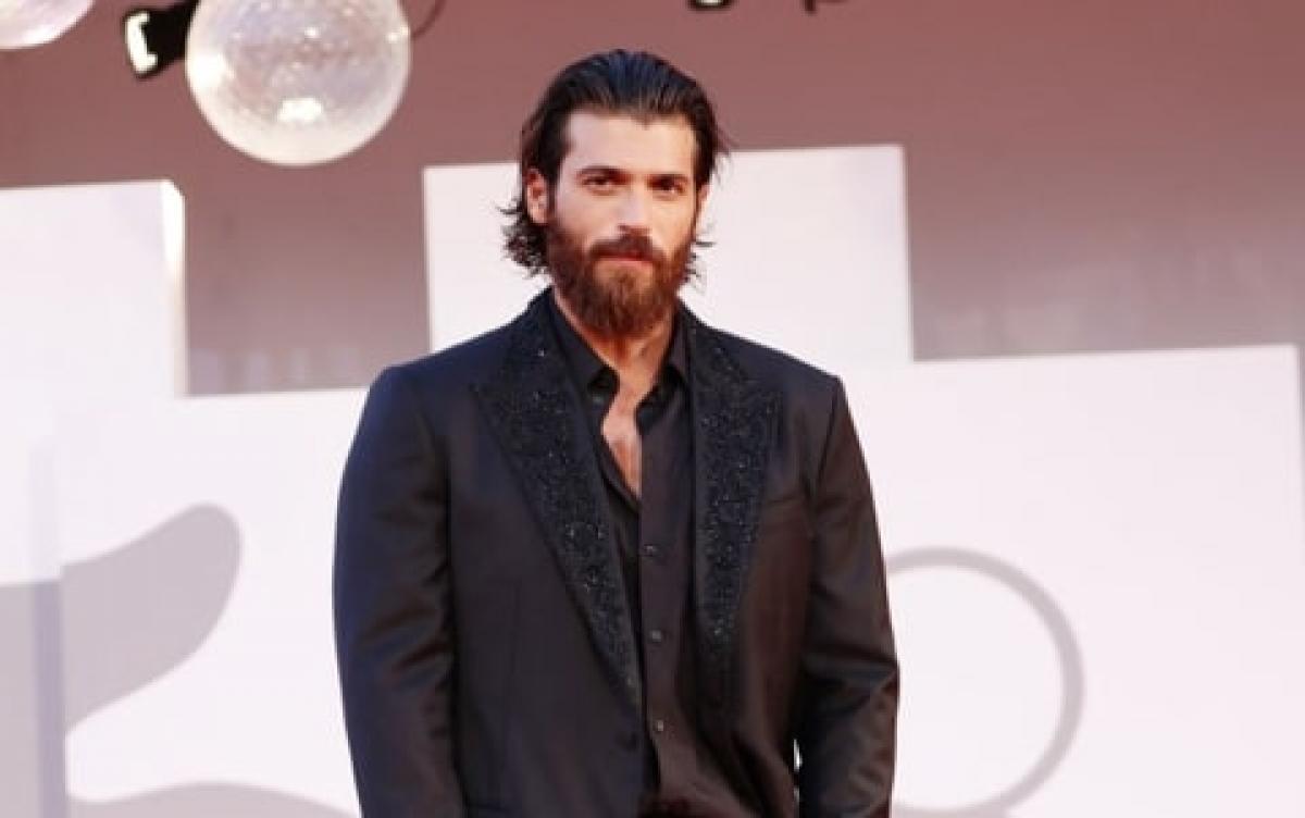 actor poartă un costum negru