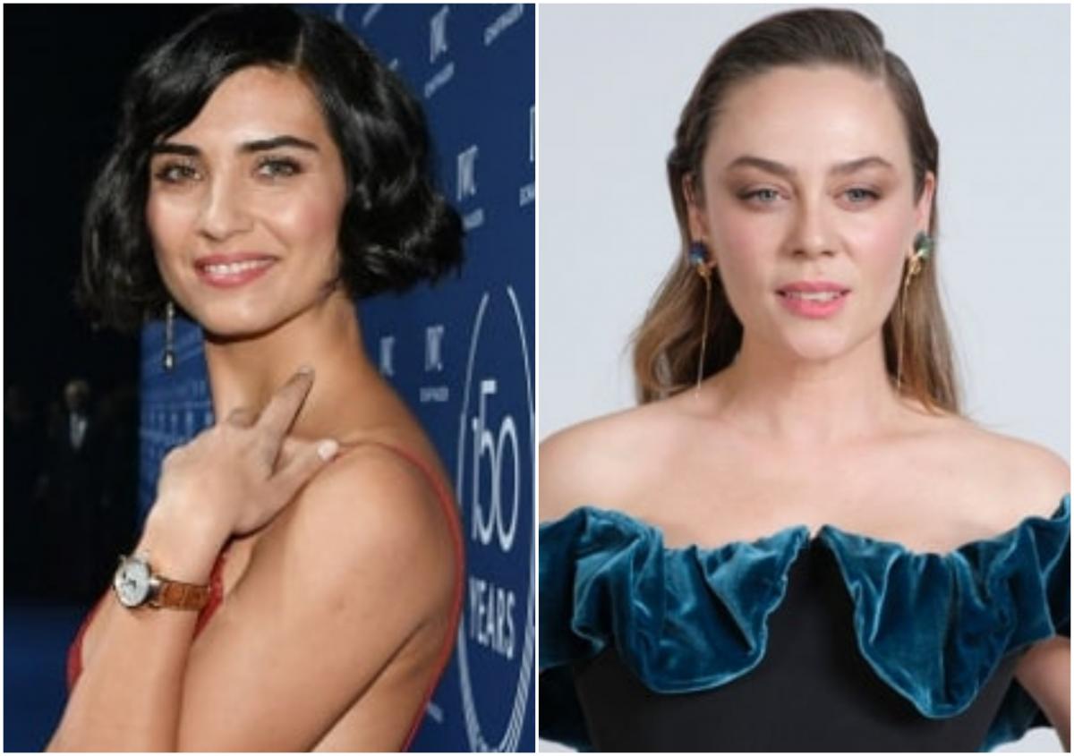 actrițe se uită la cameră și zâmbesc