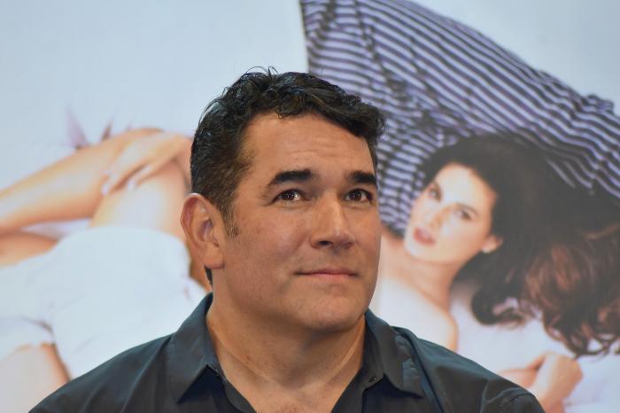 actor poartă o cămașă neagră