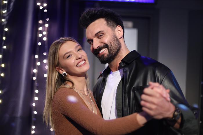 actori stau îmbrățișați