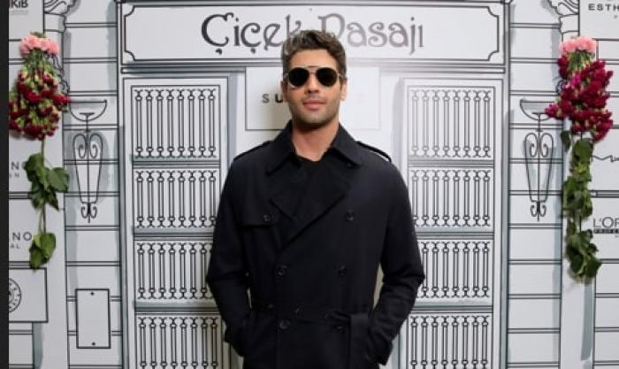 actor poartă ochelari de soare și ținută de culoare neagră