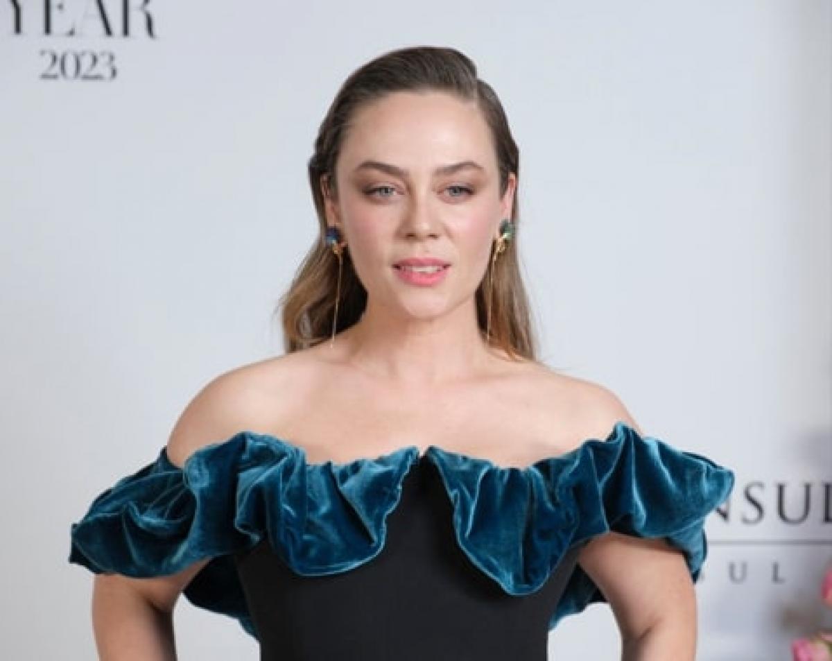 actrița poartă rochie cu umerii goi