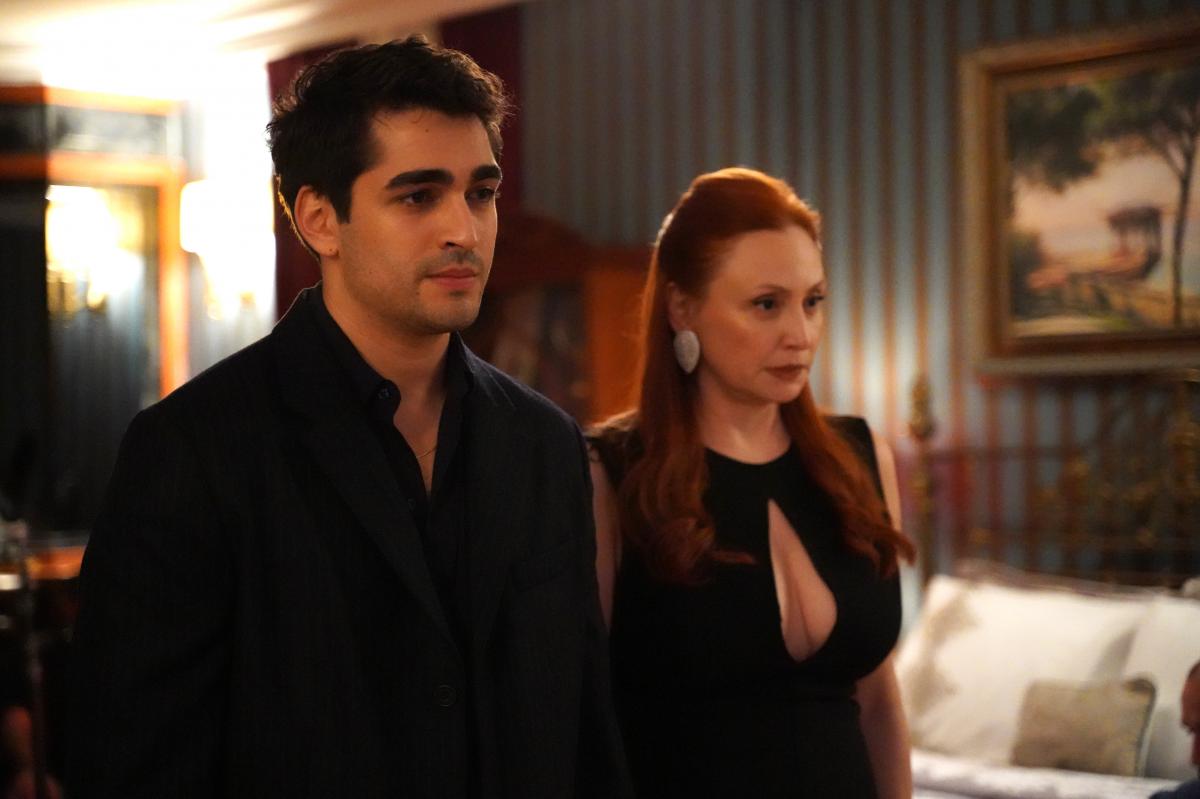 actori stau unul lângă celălalt